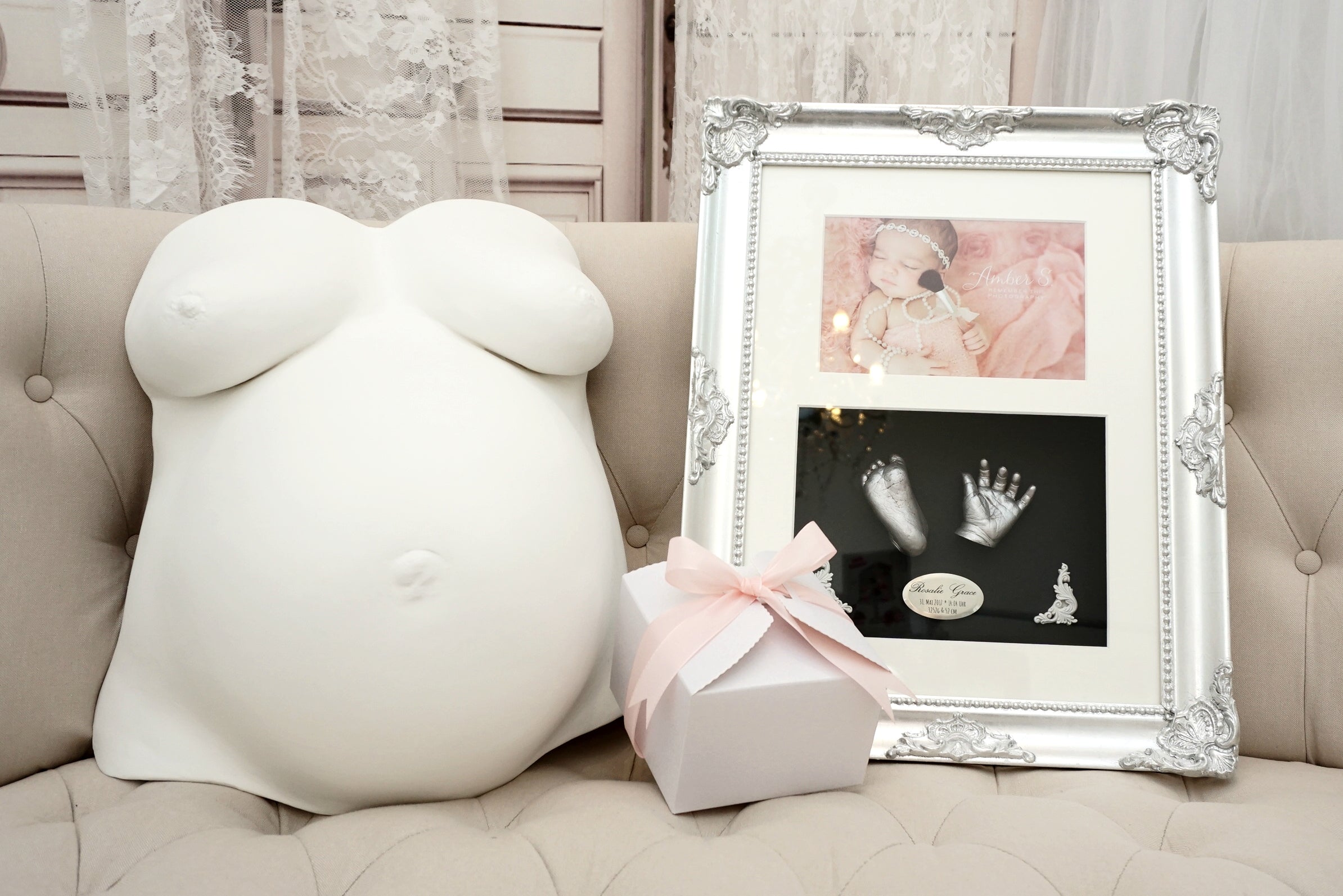 Der Gipsabdruck Bauch- und Brust Abdruck aus der Schwangerschaft ist ein Must-Have als Erinnerungsstück. Nach der Geburt folgen süße 3D Abdrücke von Babys Händchen und Füßchen, welche edel in Rahmen platziert werden können. 