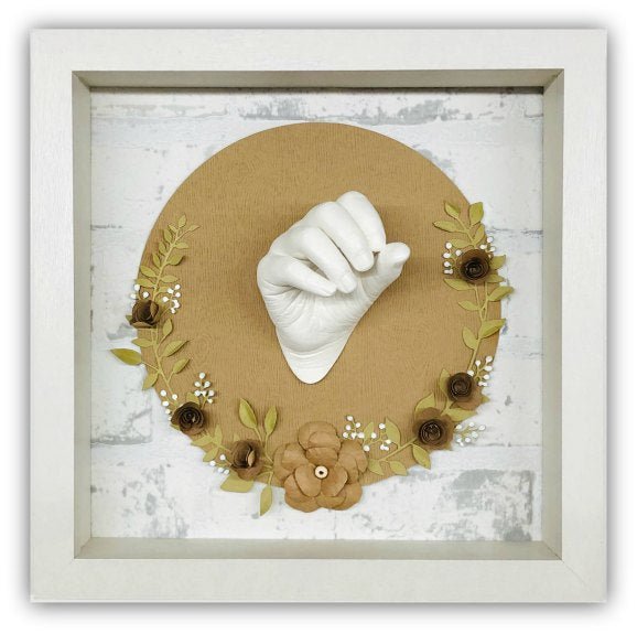 Objektrahmen mit Papierblumenkranz, 25 x 25 weiss - für Baby 3D-Abdrücke // handmade & limitiert - Mommy & Baby